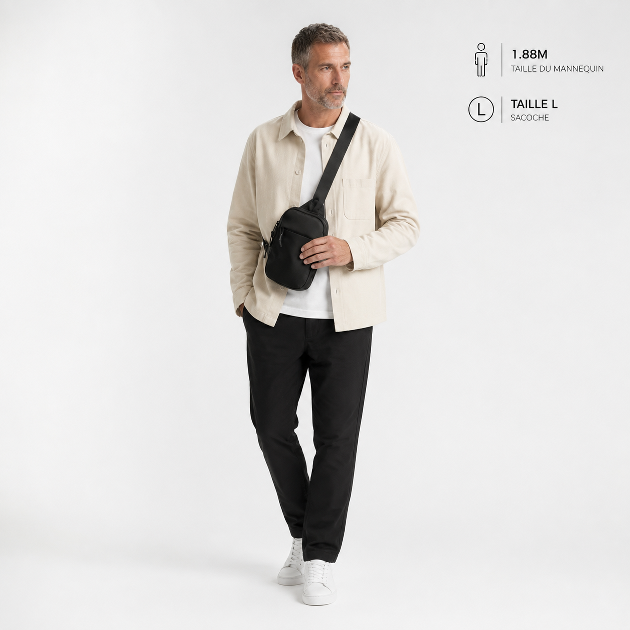 Homme portant la sacoche crossbody antivol VALUNE noire en bandoulière, vue en pied