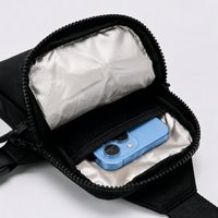Intérieur à doublure anti-RFID de la sacoche VALUNE noire contenant un smartphone