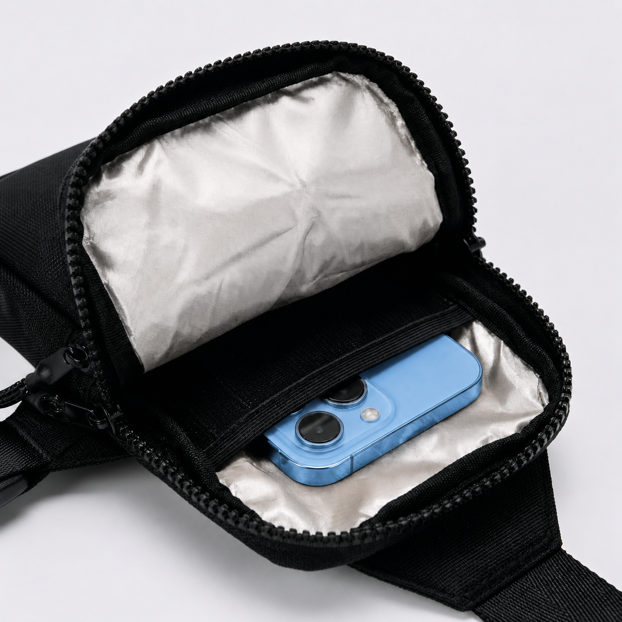 Intérieur à doublure anti-RFID de la sacoche VALUNE noire contenant un smartphone